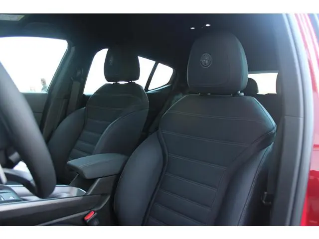 Alfa Romeo Tonale 1.5T 160PK HYbrid VELOCE | LEDEREN BEKLEDING | VOORSTOELEN / STUUR VERWARMD | VOOR...