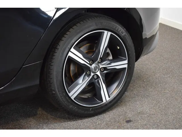 Volvo V40 T3 153pk AUT6 R-Design Polar+ Sport Trekhaak 1500kg/ Adapt. Cruise/ Pano/ Leer/ Stoelverw.