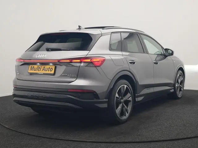 Audi Q4 e-tron 50 quattro S Line 82 kWh 299pk Dealer O.H | Trekhaak Af Fabriek | Panodak | Adaptive...