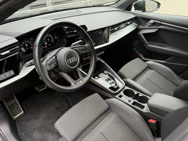 Audi A3 Limousine 30 TFSI AUT. *!* 2x S-LINE *!* CARPLAY/ LED/ 18 INCH/ BLACK OPTIEK/ PRIVACY GLAS *...