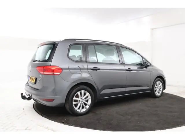 Volkswagen Touran 1.6 TDI SCR Connected Series 7p 7 persoons, Stoelverwarming Trekhaak, Automaat, Na...
