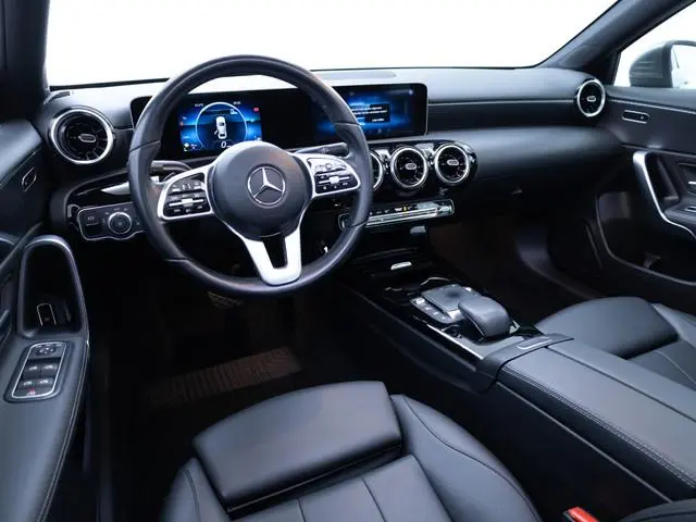 Mercedes-Benz A-klasse 200 Premium Plus | Leer | Panodak | Stoelverw. | Afn. trekhaak | Navigatie |...