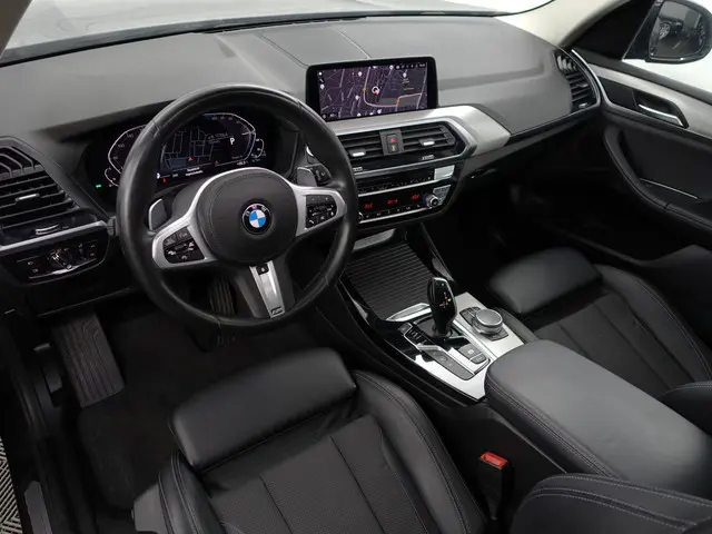BMW X3 xDrive30e High Executive Aut- Panoramadak, Stuur/Stoelverwarming, Sfeerverlichting, Standkach...