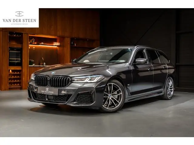 BMW 5-serie Touring 520i Business Edition Plus Sensatec M Sport | Dealer Onderhouden | Elektr. Trekh...