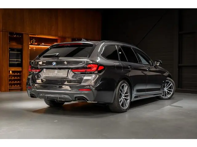 BMW 5-serie Touring 520i Business Edition Plus Sensatec M Sport | Dealer Onderhouden | Elektr. Trekh...