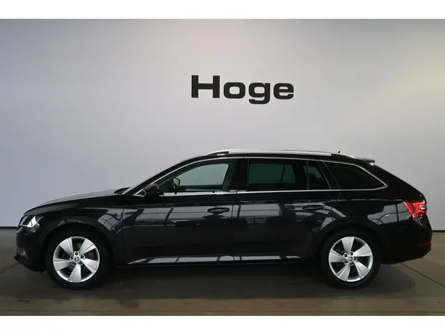 ŠKODA Superb Combi 1.4 TSI Ambition Business Clima Navigatie Trekhaak Goed Onderhouden! Inruil Mogelijk!