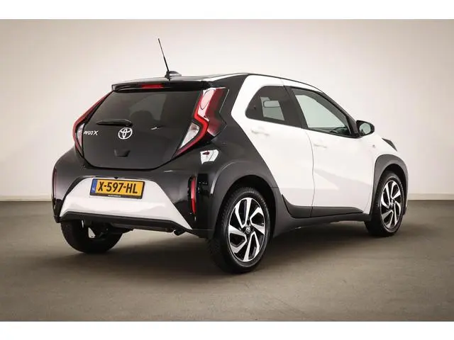 Toyota Aygo X 1.0 VVT-i S-CVT Pulse | DEALER ONDERHOUDEN | AUTOMAAT | CLIMA | DAB | APPLE | CAMERA