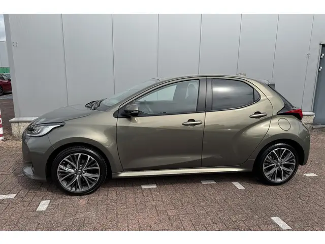 Toyota Yaris 1.5 Hybrid 130 Executive Stoel- & Stuur verwarming, HUD, Dodehoek detectie, Parkeersensoren rondom, JBL, LED, Leder met premium stof, Smart Key