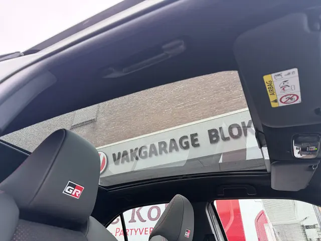Toyota Yaris Cross 1.5 Hybrid GR Sport / Bi tone | Pano dak | JBL | Elektrische achterklep | Rijklaa...
