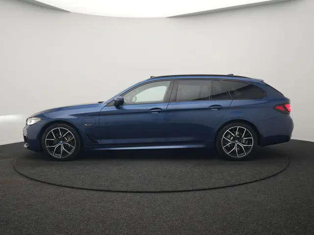 BMW 5-serie Touring 530e M Sport PHEV 293pk Dealer O.H. | Panodak | Adaptive Cruise | 360 Camera | H...