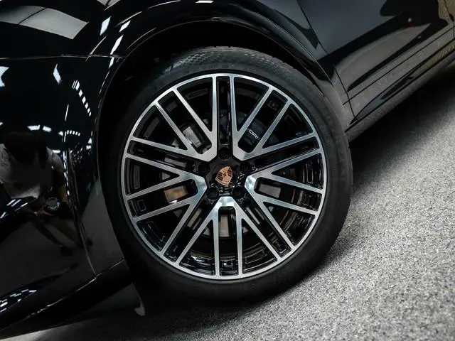 Porsche Cayenne Black edition Meestr. achteras / 22 inch / sportstoelen / 3e scherm / BOSE