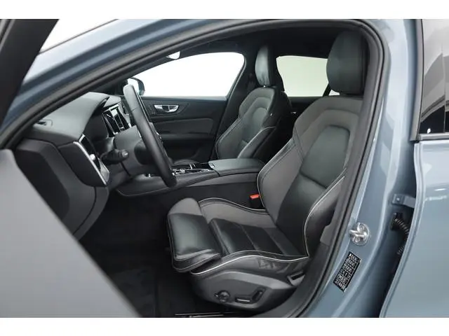 Volvo V60 T8 Recharge AWD R-Design | SOH 97,4% | Memory Seats | Elek. Trekhaak | Pilot Assist | Stoe...