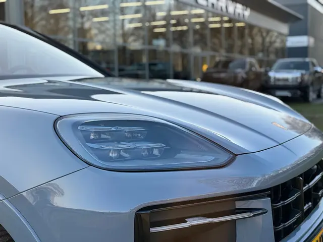 Porsche Cayenne Coupé 3.0 E-Hybrid Sport design / ACC / 360 Camera / PANO / NW MODEL / SPORT CHRONO