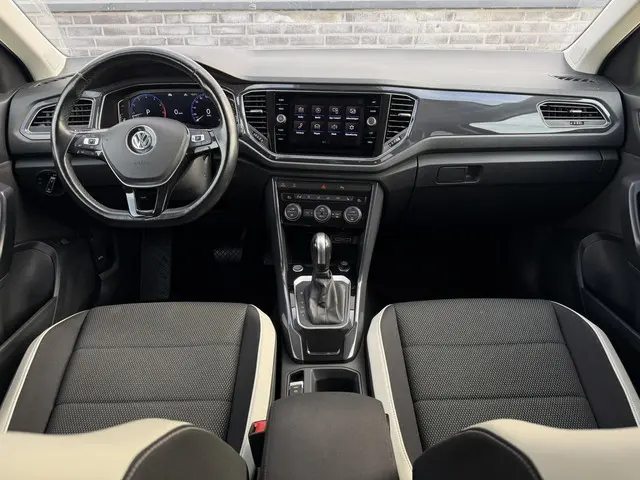 Volkswagen T-Roc 1.5 TSI Sport LED | Trekhaak | Carplay | Camera | Virtual Cockpit | PDC