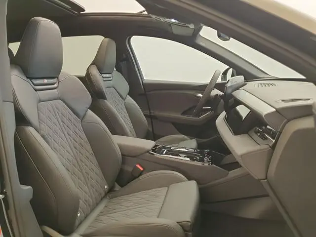 Audi Q6 e-tron S edition performance 100 kWh 306pk Wegklapbare trekhaak, Panoramadak, Luchtvering