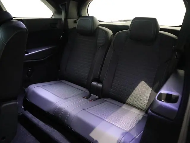 Peugeot e-5008