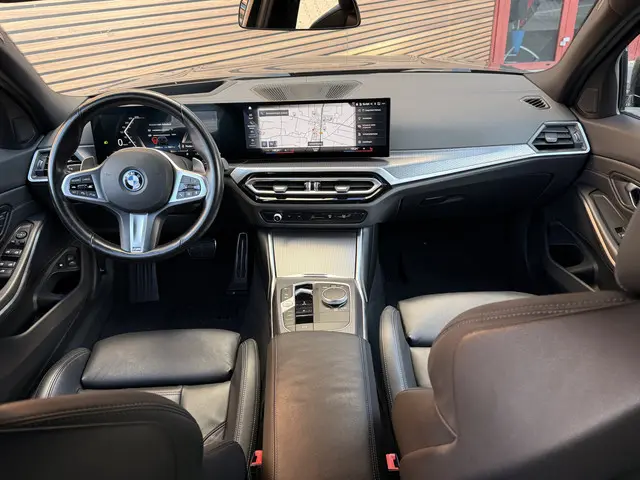 BMW 3-serie Touring 330e Panoramadak / HUD / Leer / Stoelverwarming