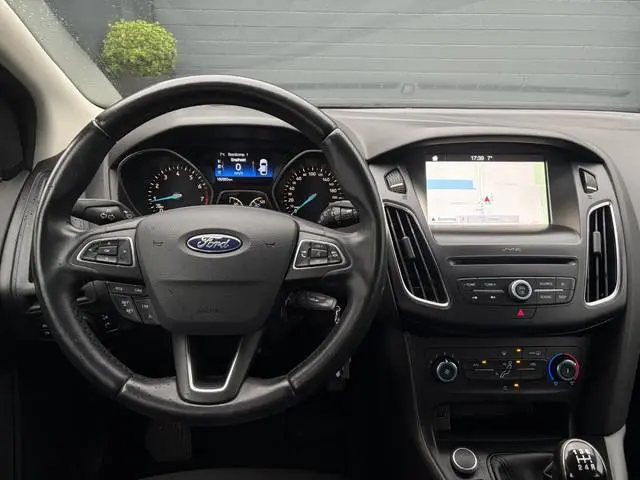 Ford Focus 1.0 Lease Edition  ✓2e Eigenaar✓Navi✓Trekhaak✓Carplay✓Lm velgen✓Pdc✓101pk✓Bj 12-2017✓4 El...