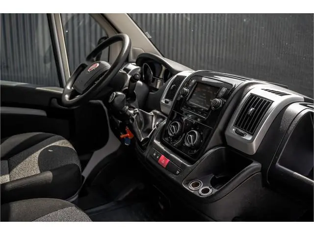 Fiat Ducato 2,3 140PK | Bakwagen met laadklep | 3-Zits | LED | Cruise | Airco