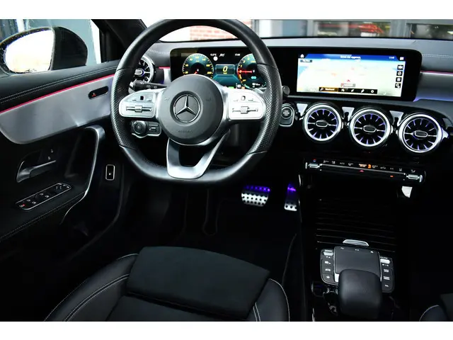 Mercedes-Benz A-klasse 250 e AMG Pano Distronic Night Carplay Multibeam-LED