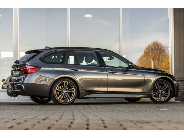 BMW 3-serie Touring 318i M Sport | Leder | Trekhaak afn. | NL Auto