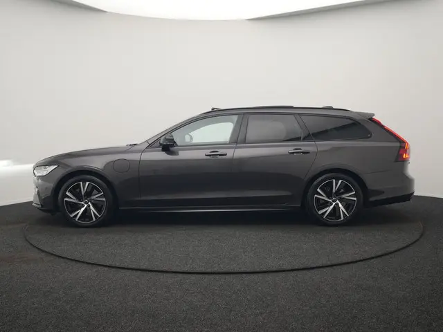Volvo V90 T6 AWD Ultimate Dark PHEV 350pk Dealer O.H. | Panodak | Head Up | 360 Camera | Adaptive Cr...