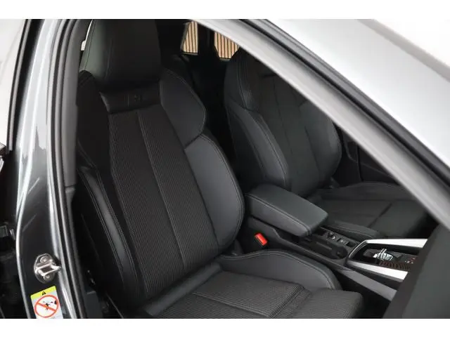 Audi A3 Sportback 45 TFSI e 245pk S edition Competition Trekhaak Camera ACC Stoelverwarming Keyless...
