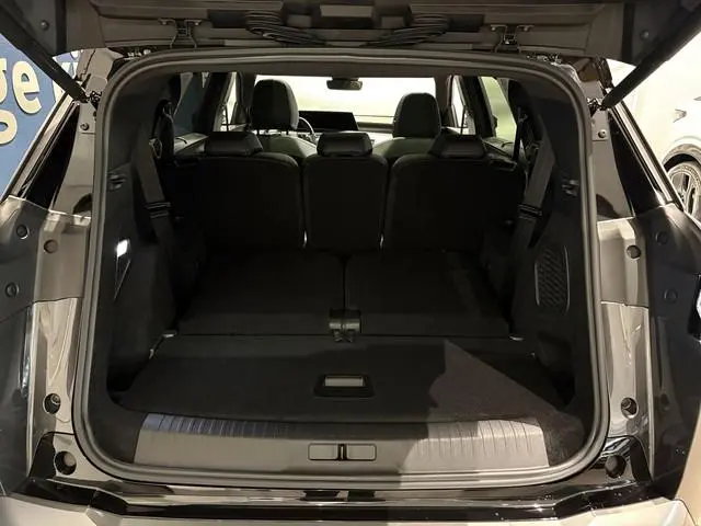 Peugeot e-5008