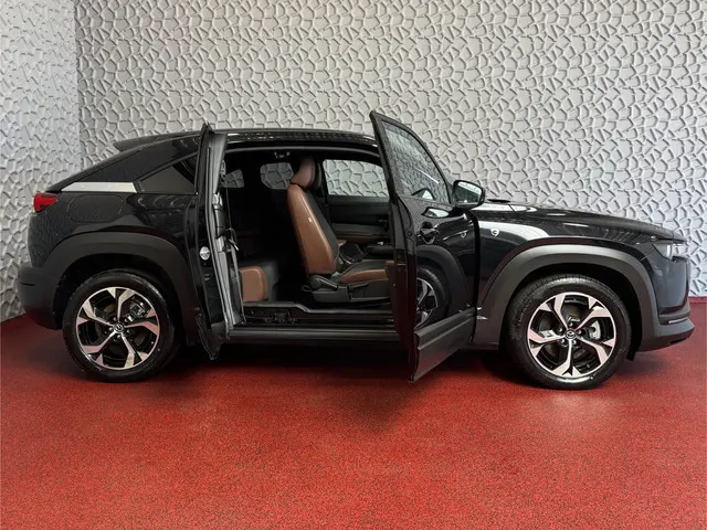 Mazda MX-30 E-SKYACTIV R-EV  PHEV 170 PK ELEK.STOEL H.U.D. CAMERA LED PLUG IN HYBRID phev plugin