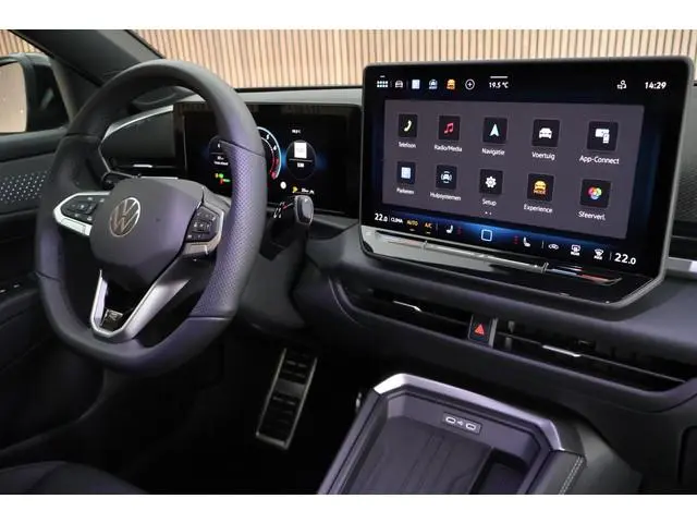 Volkswagen T-Roc 1.5 eTsi 150pk DSG R-Line First Edition Trekhaak Camera Stoelverwarming Carplay