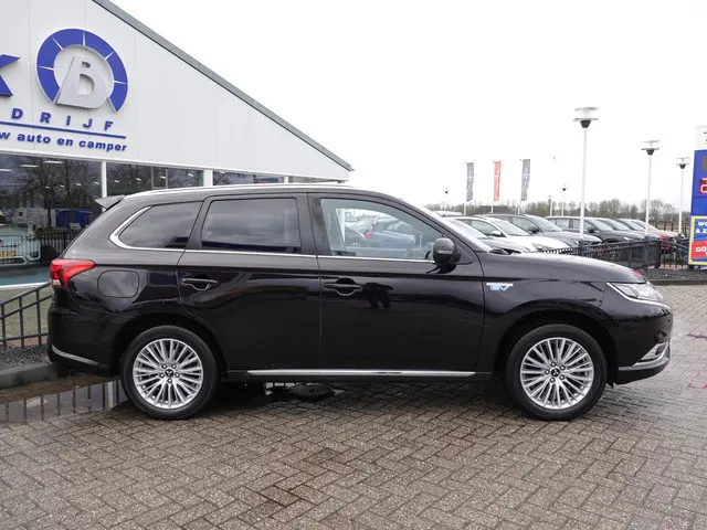 Mitsubishi Outlander 2.4 PHEV Intense+ VOL LEER | SCHUIFDAK | TREKH. | ACC | NAVI