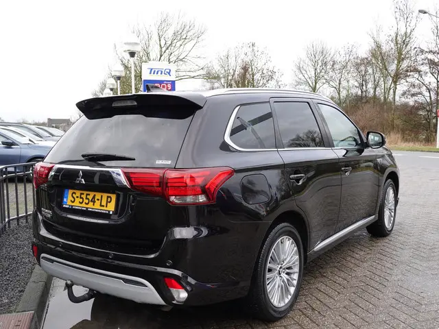 Mitsubishi Outlander 2.4 PHEV Intense+ VOL LEER | SCHUIFDAK | TREKH. | ACC | NAVI