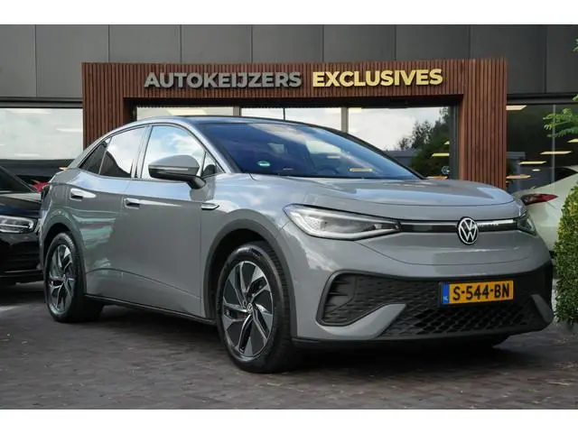 Volkswagen ID.5 Pro 77 kWh Warmtepomp Emergency braking DAB Stuurwiel verwarmd Sfeerverlichting Verk...