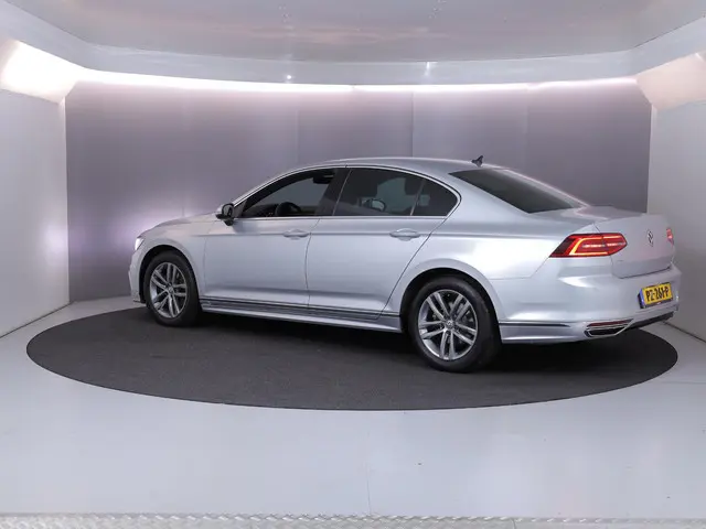 Volkswagen Passat 1.4 TSI Highline Business R 125pk DSG| digital display| Camera| verwarmde voorruit...