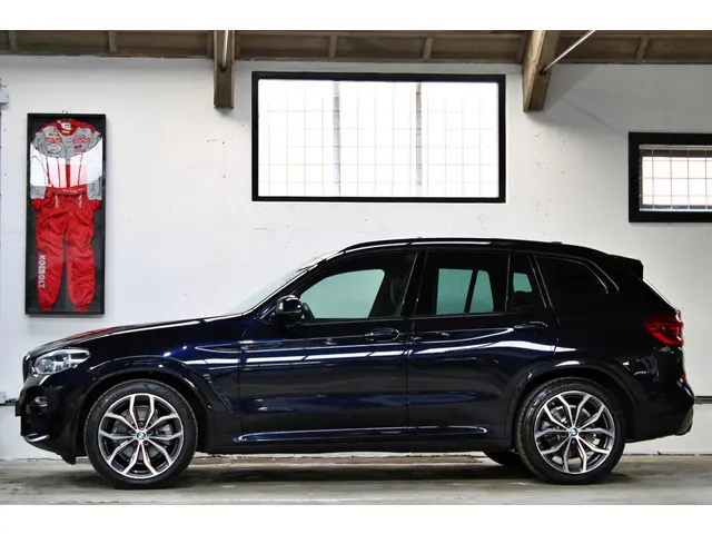 BMW X3 sDrive20i Launch Edition High Executive | M-Sport | Panoramadak | 20 inch | Trekhaak | Apple...