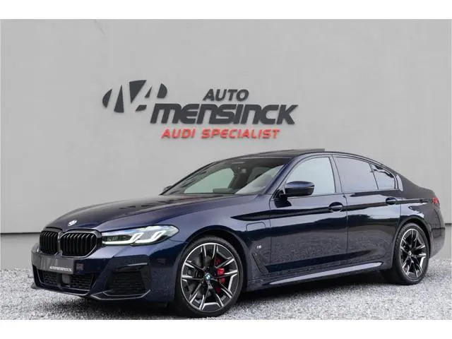 BMW 5-serie 530e M Sport / M Sportstoelen/ Schuif-kanteldak/ Harman Kardon/ Head-up/ 210 kW
