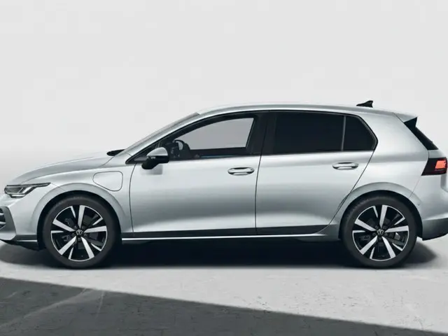 Volkswagen Golf Life Edition 1.5 eHybrid 204 PK | 18 "LM velgen | Stoel & Stuurverwarming | Camera |
