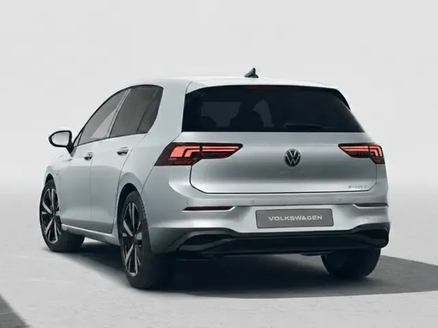 Volkswagen Golf Life Edition 1.5 eHybrid 204 PK | 18 "LM velgen | Stoel & Stuurverwarming | Camera |