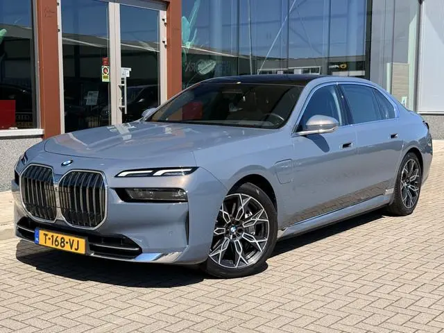 BMW 7-serie 750e xDrive | Bowers & Wilkins | 360 | SkyLounge | Leder | Trekhaak | Rolscherm | Achter...