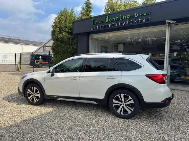 Subaru Outback 2.5i Premium | Trekhaak | Opendak | Apple Carplay | 2000 KG trekgewicht | Lederen bek...
