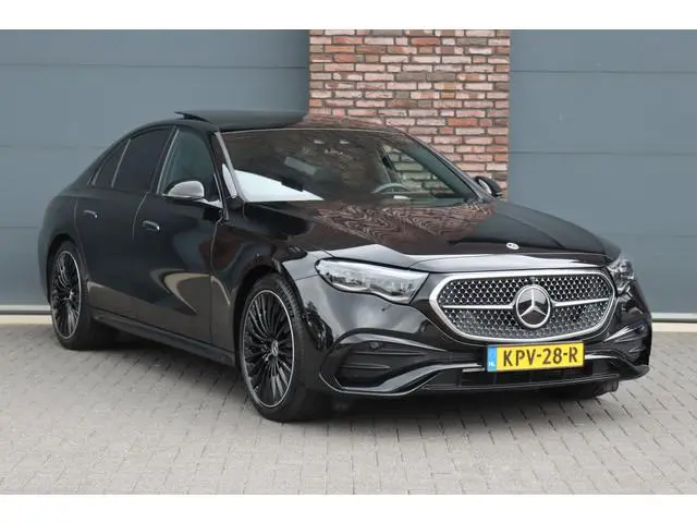 Mercedes-Benz E-klasse 400 e 4MATIC AMG Line | Luchtvering | Achterasbesturing | Hyperscreen | Distr...