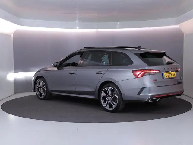 Skoda Octavia Combi 1.4 TSI RS iV PHEV Business 245 pk Automaat | Navigatie | Panoramadak | Parkeers...