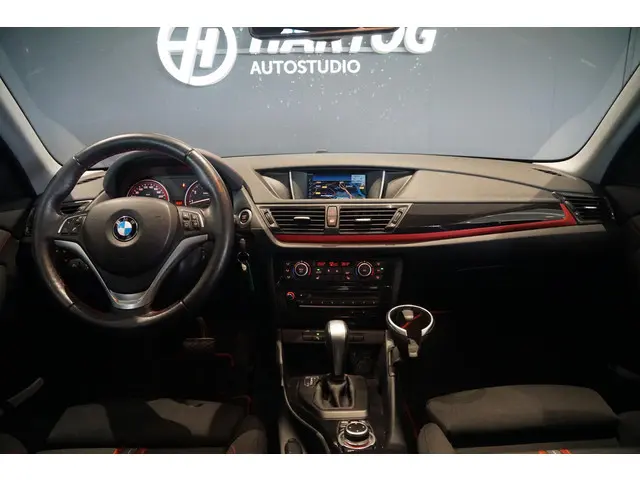 BMW X1 sDrive18i + AUTOMAAT / PANORAMA / SPORT / STUUR/STOELVERWARMING