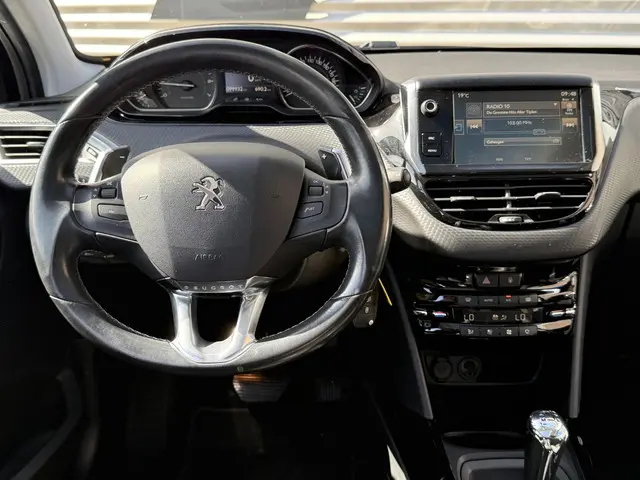 Peugeot 2008 1.2 PureTech Allure Navi|Pano|Trekhaak|D-riem vvv in 2024|Clima|PDC V+A|Cruise|N.A.P|AP...