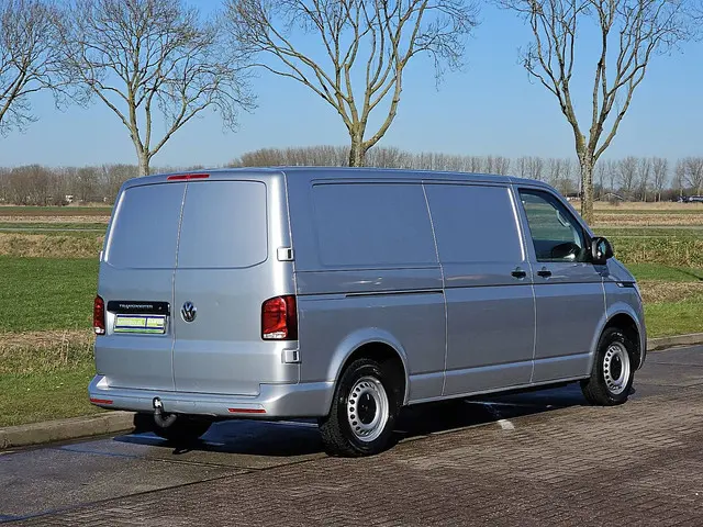VOLKSWAGEN TRANSPORTER 2.0 TDI l2h1 navi trekhaak!