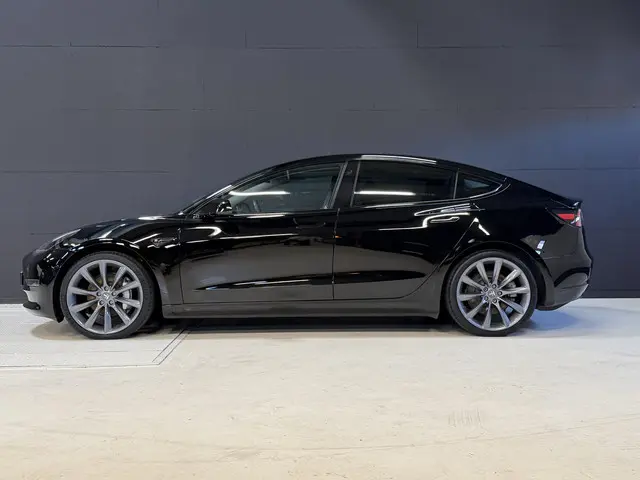 Tesla Model 3 Long Range AWD 75 kWh | Pano | Autopilot | Leder | Camera | Stoelverwarming | 20'' LMV