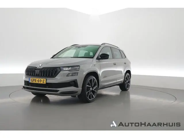 ŠKODA Karoq 1.5 TSI ACT Sportline | Leder | Elek. Trekhaak | Standkachel | 19'' | Camera | 4x Stoel-...