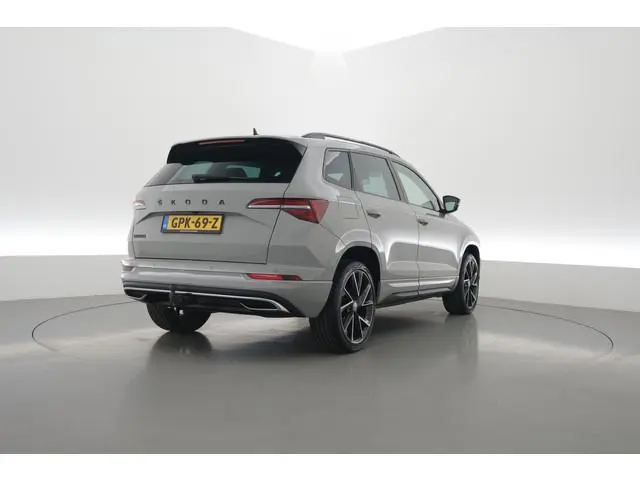 ŠKODA Karoq 1.5 TSI ACT Sportline | Leder | Elek. Trekhaak | Standkachel | 19'' | Camera | 4x Stoel-...