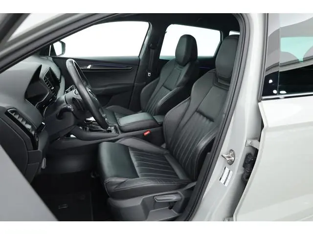 ŠKODA Karoq 1.5 TSI ACT Sportline | Leder | Elek. Trekhaak | Standkachel | 19'' | Camera | 4x Stoel-...