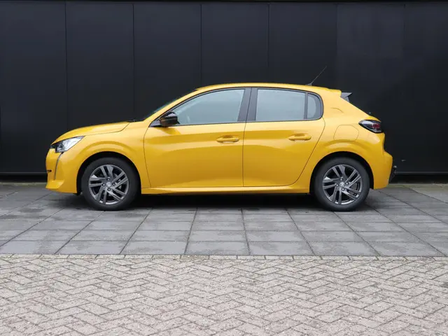 Peugeot 208 1.2 PureTech Active Pack | PDC | TREKHAAK | APPLE CARPLAY |